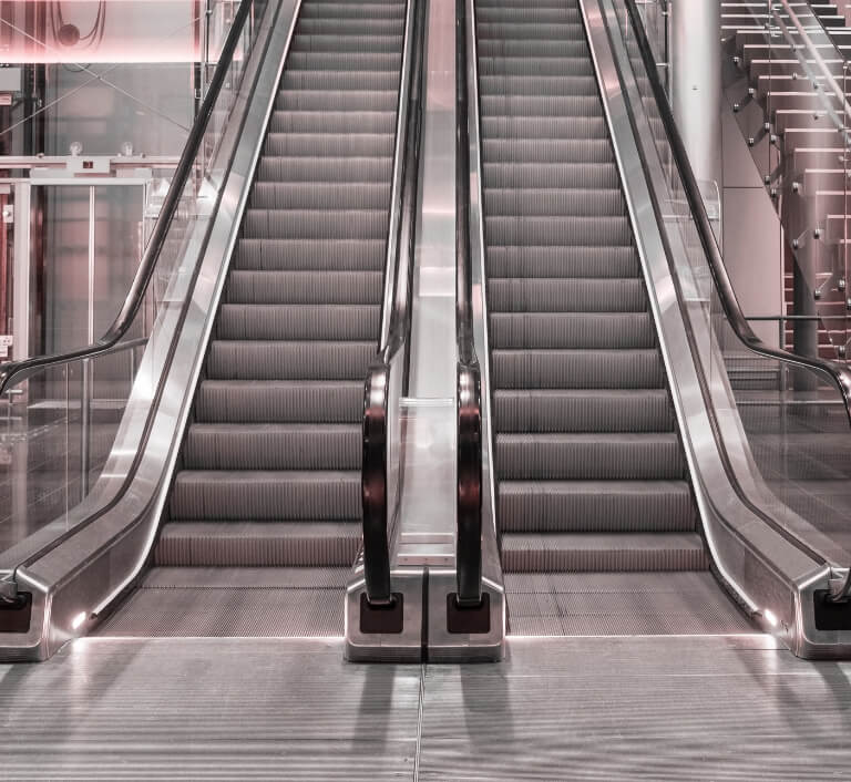 Rolltreppen in einem modernen Gebaeude.